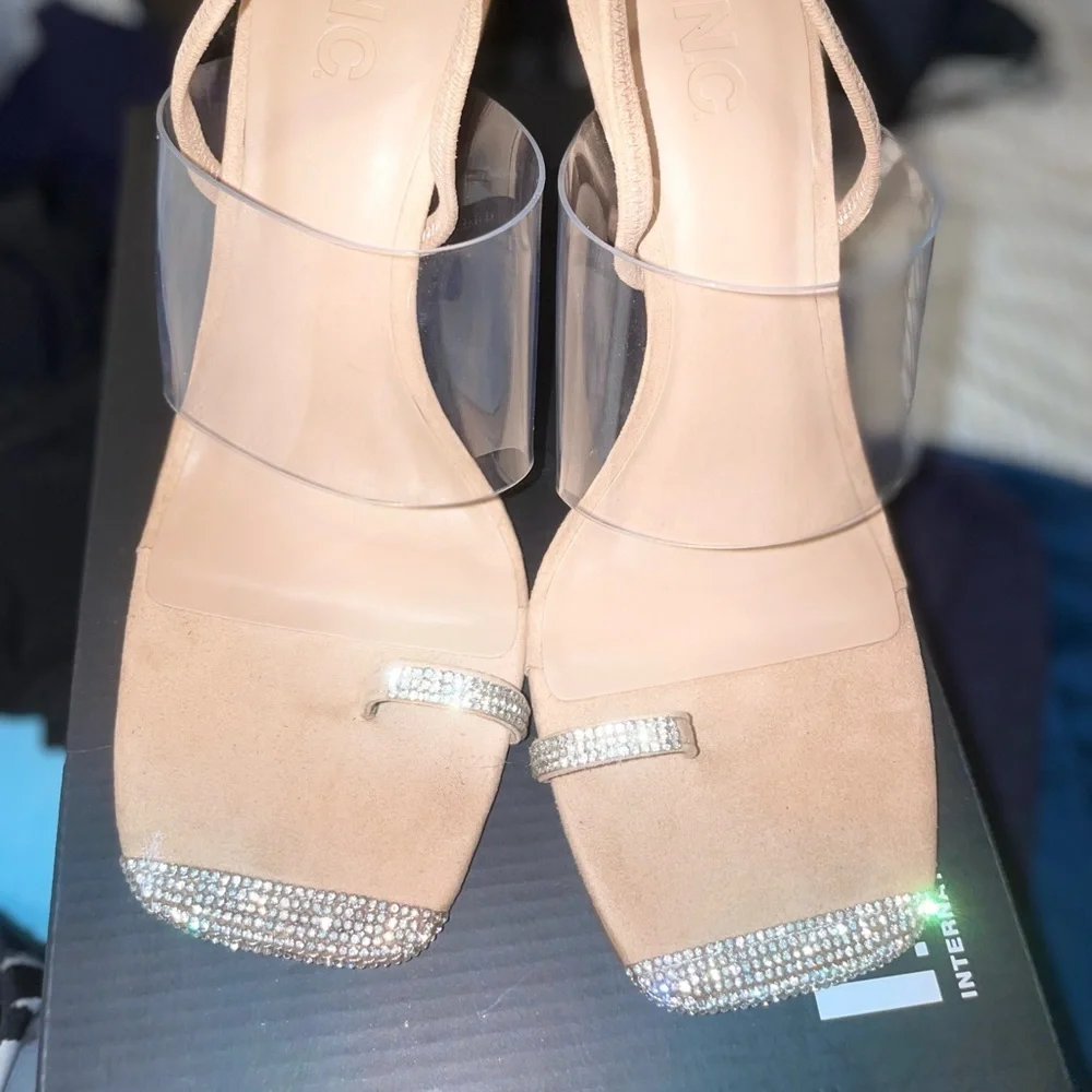 Beautiful sandals - Picture 1 of 7